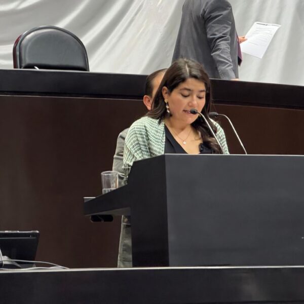Gissel Santander defendió la necesidad de actualizar el marco legal para proteger los derechos de artistas frente a la inteligencia artificial.