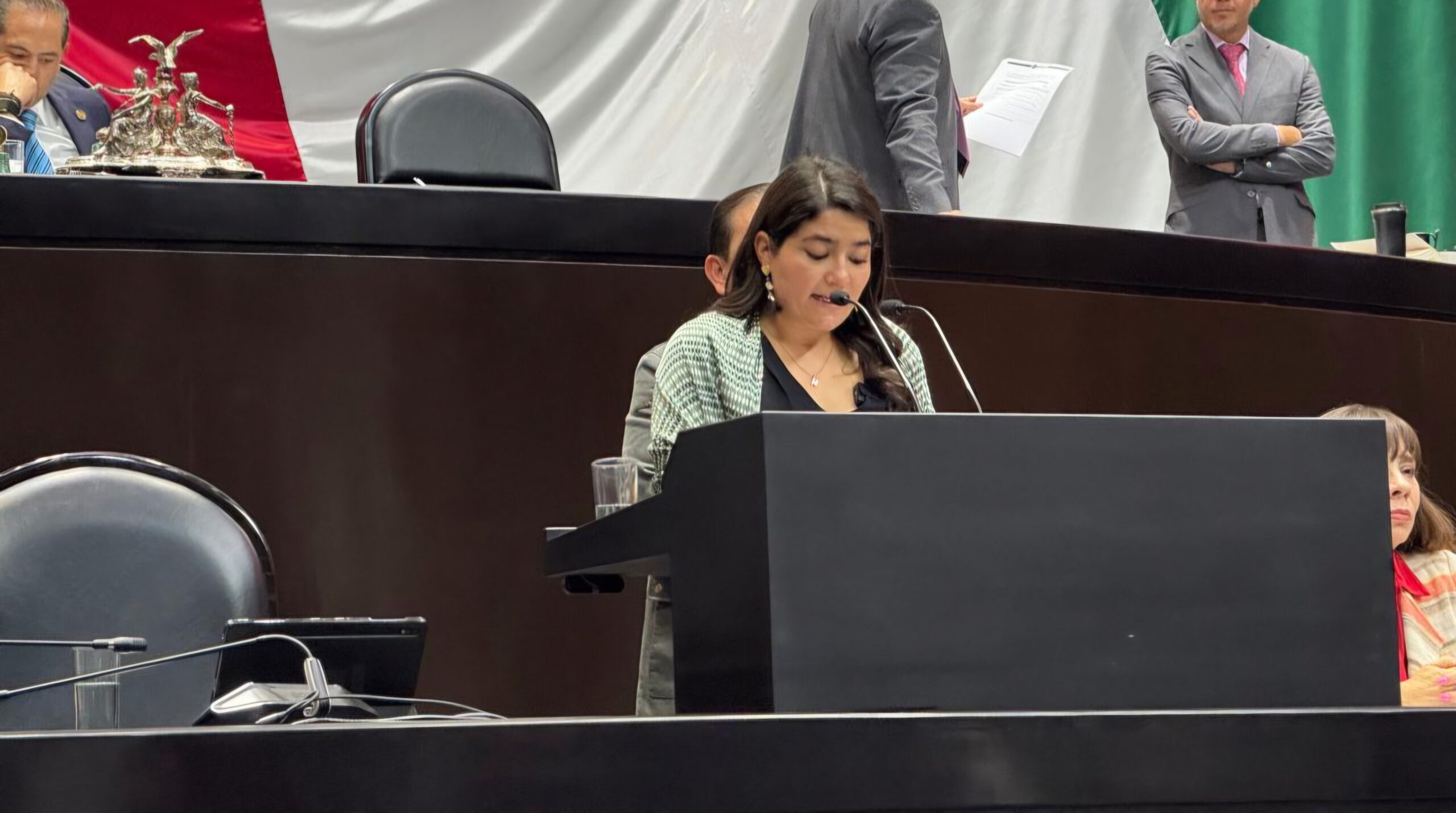 Gissel Santander defendió la necesidad de actualizar el marco legal para proteger los derechos de artistas frente a la inteligencia artificial.