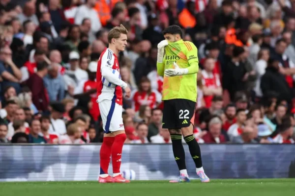 IFAB aprueba expulsar con tarjeta roja a jugadores que se cubran la boca al encarar a rivales. FOTO: Getty Images.