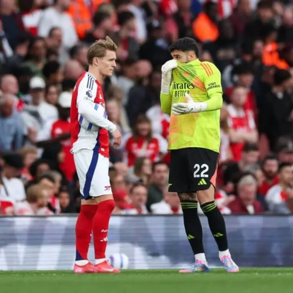IFAB aprueba expulsar con tarjeta roja a jugadores que se cubran la boca al encarar a rivales. FOTO: Getty Images.