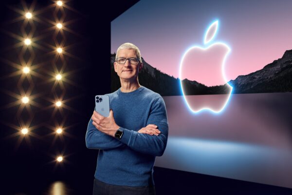 Apple anunció un cambio clave en su liderazgo, Tim Cook dejará de ser CEO en septiembre. FOTO: AFP.
