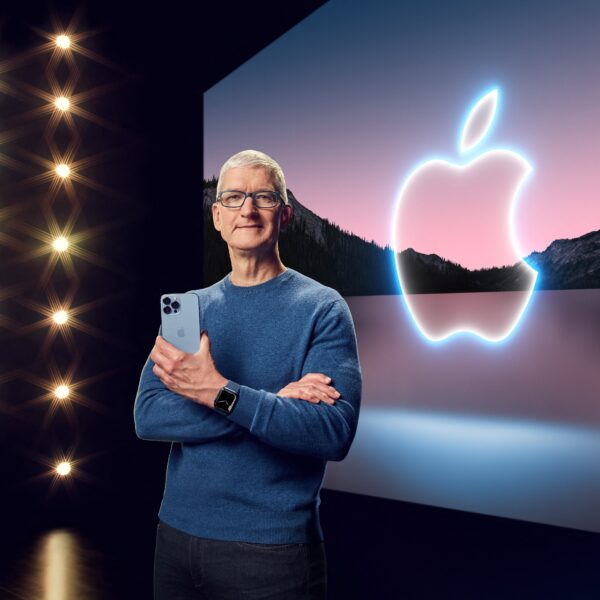 Apple anunció un cambio clave en su liderazgo, Tim Cook dejará de ser CEO en septiembre. FOTO: AFP.