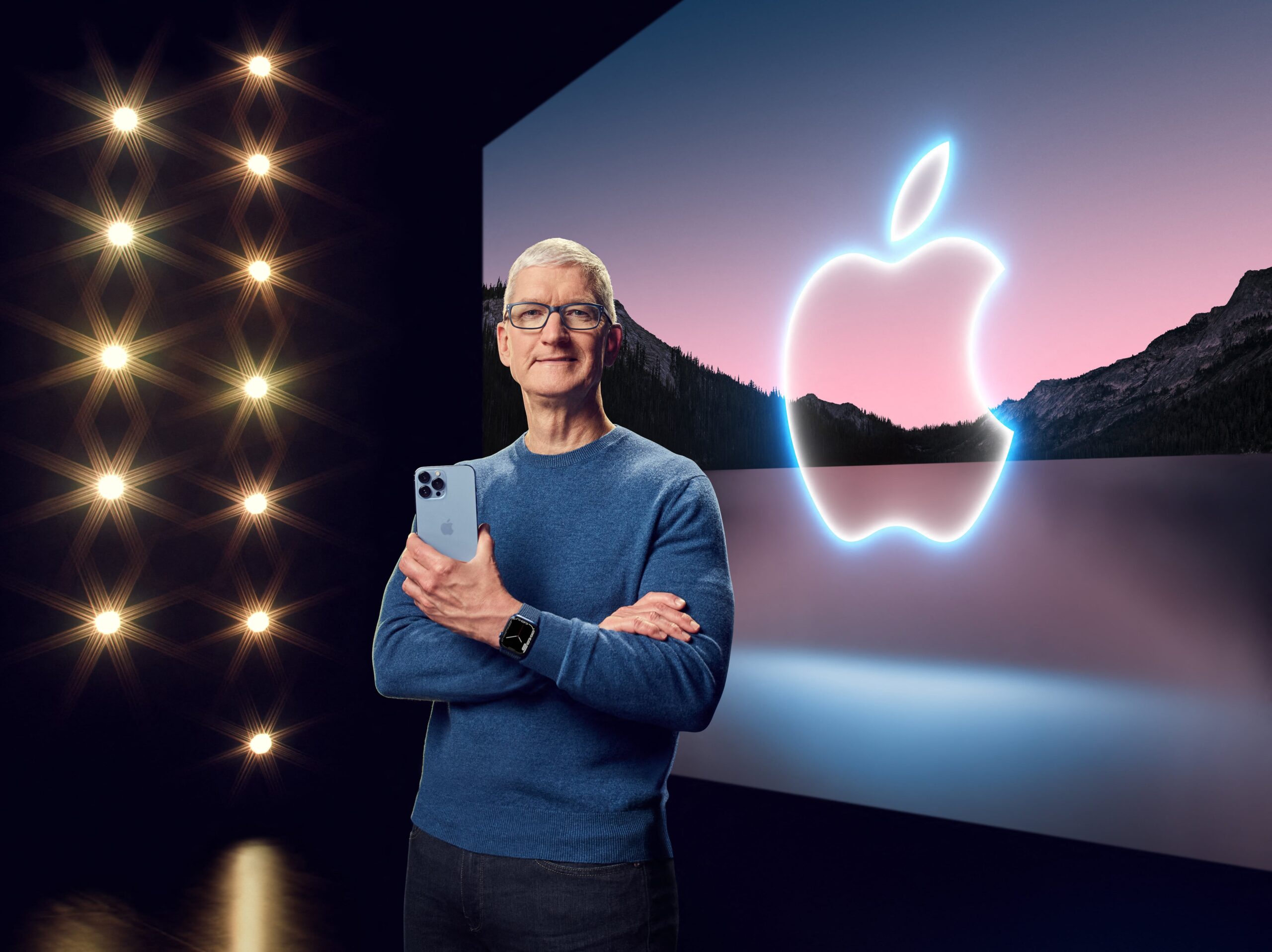 Apple anunció un cambio clave en su liderazgo, Tim Cook dejará de ser CEO en septiembre. FOTO: AFP.