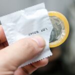 El conflicto en Irán presiona el precio de los condones; un fabricante global prevé alzas de hasta 30%.