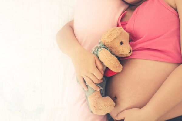 Puebla se mantiene entre los estados con mayor fecundidad forzada en niñas; violencia y desigualdad siguen afectando sus derechos. FOTO: Consultor Salud.