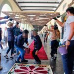 Las tradiciones de Semana Santa toman forma en San Pedro Cholula con la participación de autoridades y ciudadanía con la puesta de alfombra monumental con aserrín.