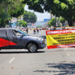 "Jubilados Unidos" bloquearon la 31 Poniente frente a la Facultad de Medicina para exigir una mesa de trabajo con la rectora Lilia Cedillo. FOTO: Magma Media.