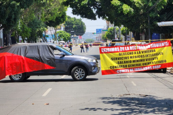 "Jubilados Unidos" bloquearon la 31 Poniente frente a la Facultad de Medicina para exigir una mesa de trabajo con la rectora Lilia Cedillo. FOTO: Magma Media.