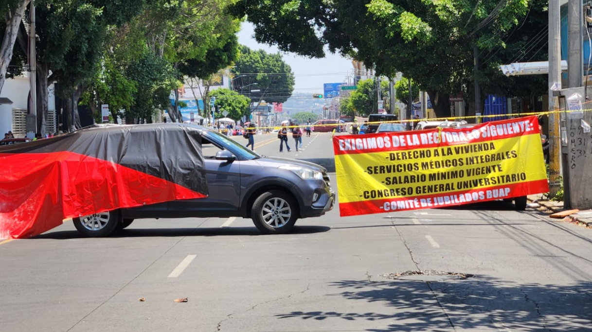 "Jubilados Unidos" bloquearon la 31 Poniente frente a la Facultad de Medicina para exigir una mesa de trabajo con la rectora Lilia Cedillo. FOTO: Magma Media.
