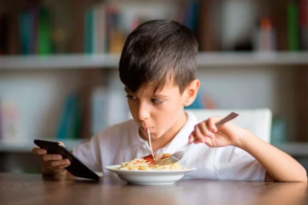 Buscan legislar el uso de dispositivos móviles en la niñez; gobierno estatal construirá marco normativo que defina una edad mínima. FOTO: vía GN Noticias.