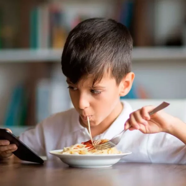 Buscan legislar el uso de dispositivos móviles en la niñez; gobierno estatal construirá marco normativo que defina una edad mínima. FOTO: vía GN Noticias.