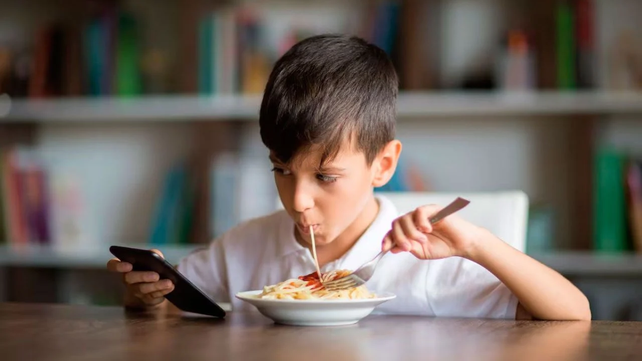 Buscan definir edad mínima para uso de celulares en Puebla; Armenta anuncia consulta estatal