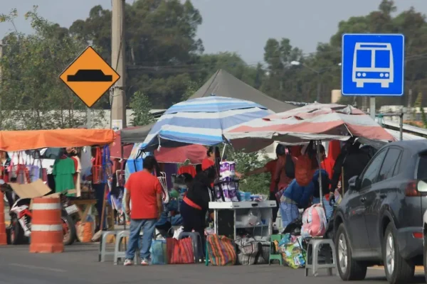 El comercio informal regresa a inmediaciones del penal de San Miguel pese a operativos y prohibiciones. FOTO: El Sol de Puebla.