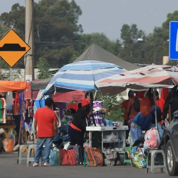 El comercio informal regresa a inmediaciones del penal de San Miguel pese a operativos y prohibiciones. FOTO: El Sol de Puebla.