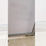 Primero en escuelas, ahora en Hospital General del Sur; hallan nuevo mensaje amenazante en baños. IMAGEN: Redes.