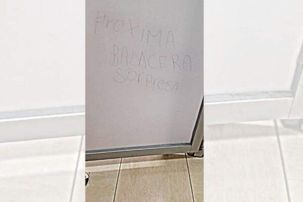 Primero en escuelas, ahora en Hospital General del Sur; hallan nuevo mensaje amenazante en baños. IMAGEN: Redes.