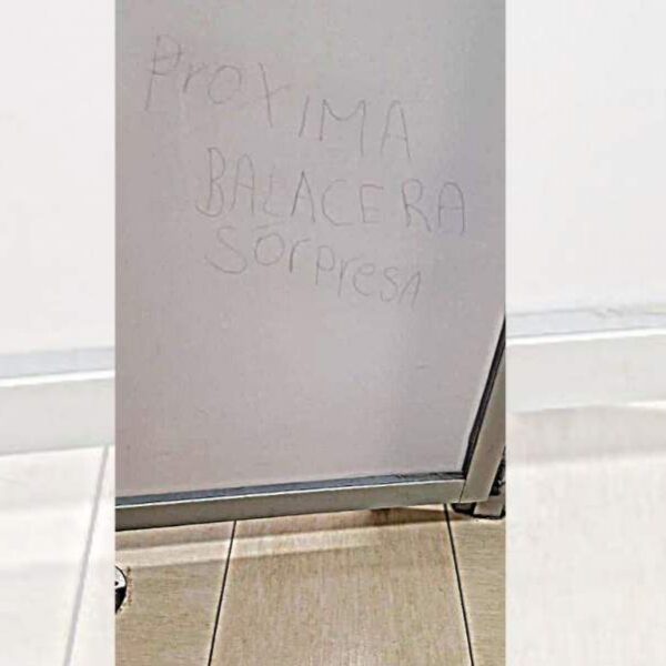 Primero en escuelas, ahora en Hospital General del Sur; hallan nuevo mensaje amenazante en baños. IMAGEN: Redes.
