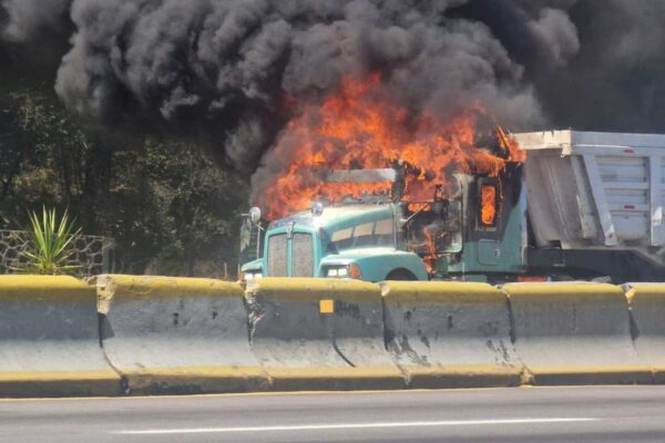 CTM Puebla se deslindó de la quema de unidades en la México-Puebla. FOTO: @TrianguloRojo01.