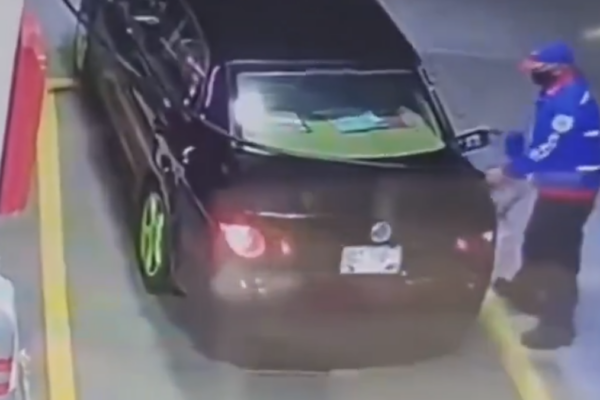 "Lady Gasolina" aseguró que ya liquidó el adeudo de 750 pesos tras viralizarse un video donde se le veía irse sin pagar de una gasolinería en Momoxpan. IMAGEN: Redes sociales.