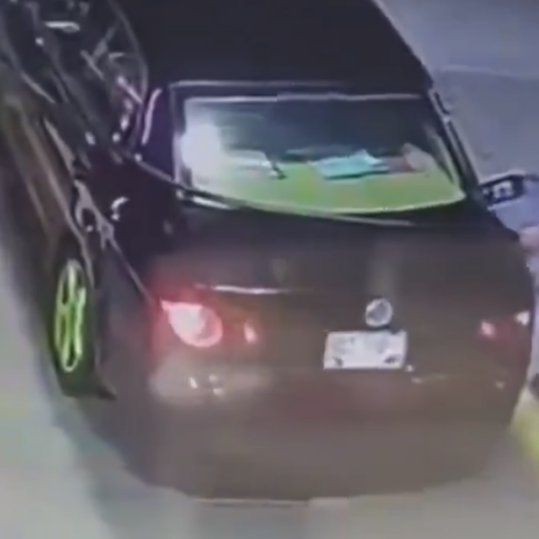 "Lady Gasolina" aseguró que ya liquidó el adeudo de 750 pesos tras viralizarse un video donde se le veía irse sin pagar de una gasolinería en Momoxpan. IMAGEN: Redes sociales.