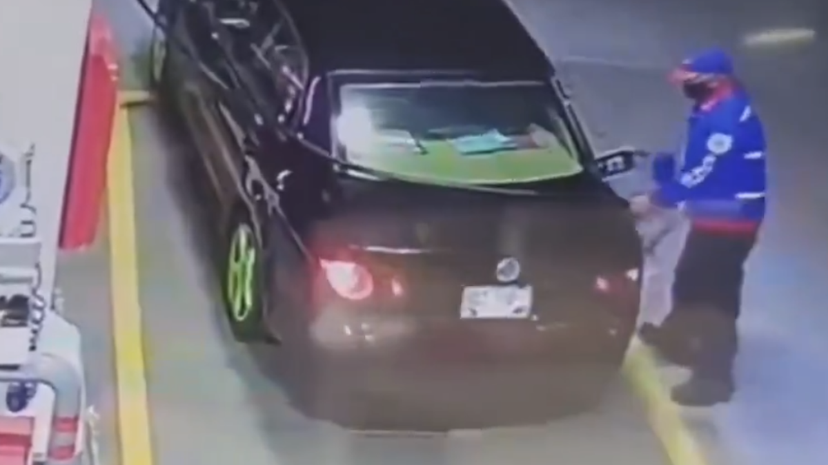 "Lady Gasolina" aseguró que ya liquidó el adeudo de 750 pesos tras viralizarse un video donde se le veía irse sin pagar de una gasolinería en Momoxpan. IMAGEN: Redes sociales.