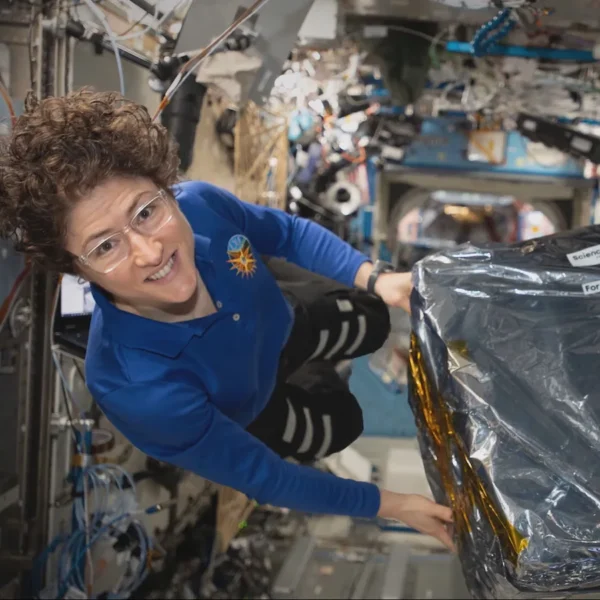 Christina Koch despegó hacia la Luna; es la primera mujer en la historia en abandonar la órbita terrestre y emprender este viaje. FOTO: La Sexta.