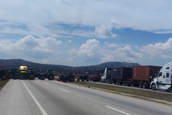 El megabloqueo de transportistas está en marcha y ya afecta el Arco Norte y la Siglo XXI. FOTO: Guardia Nacional.