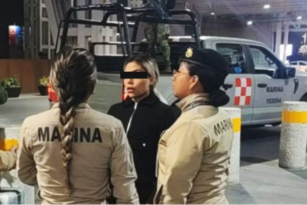 Cae colombiana en el AICM; escondía cocaína en 14 frascos de cosméticos.