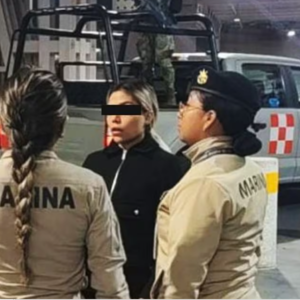 Cae colombiana en el AICM; escondía cocaína en 14 frascos de cosméticos.