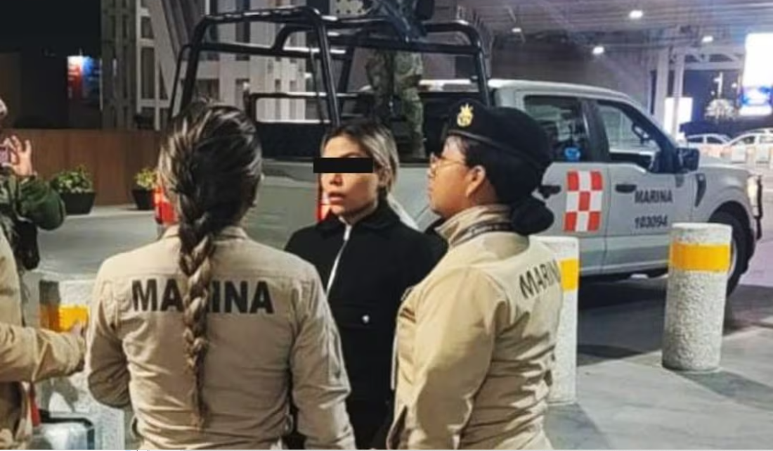 Cae colombiana en el AICM; escondía cocaína en 14 frascos de cosméticos.