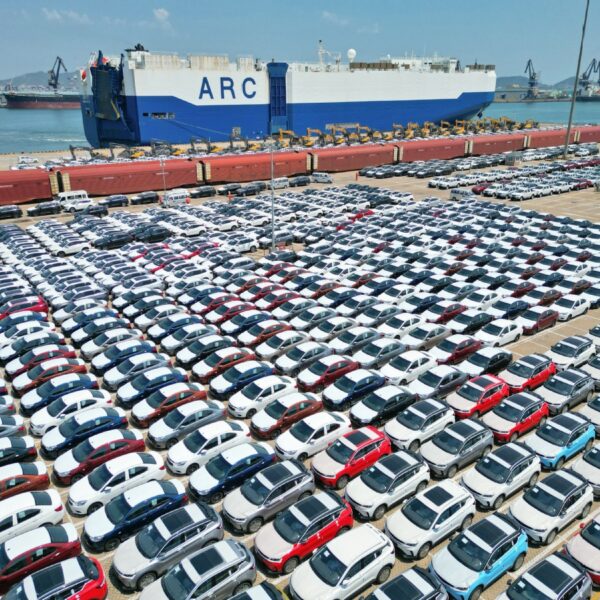 Donald Trump anunció aranceles del 100% a autos chinos y advirtió nuevas sanciones si China apoya militarmente a Irán.