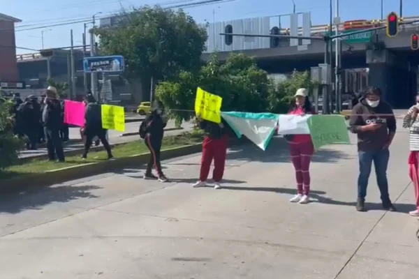 Alumnos del Conservatorio de Música de Puebla protestaron por deficiencias en el plantel. FOTO: N+.