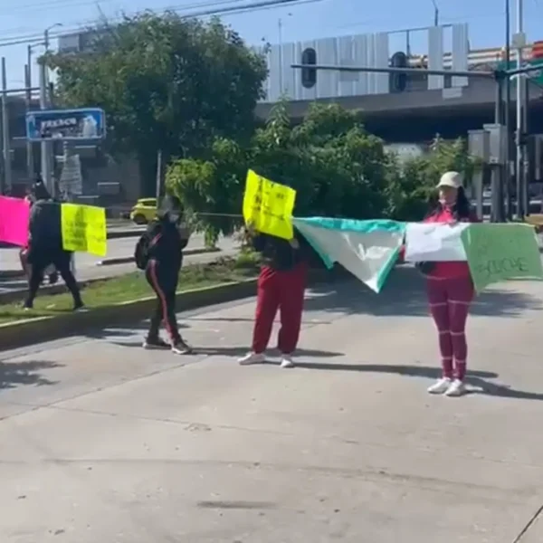 Alumnos del Conservatorio de Música de Puebla protestaron por deficiencias en el plantel. FOTO: N+.