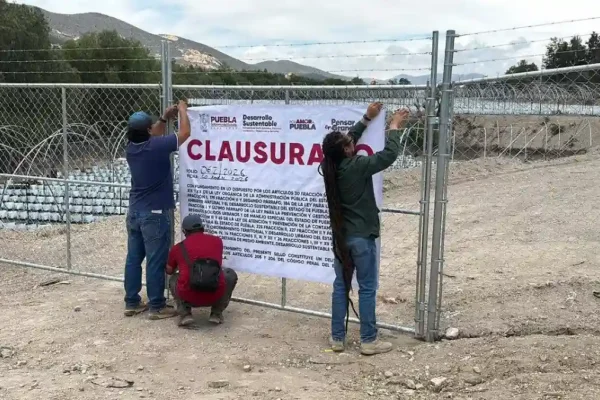 Tras bloqueos en la Tehuacán-Orizaba, cierran invernaderos que operaban sin licencias en Azumbilla; también renunció el edil. IMAGEN: vía Ángulo 7.