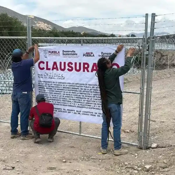 Tras bloqueos en la Tehuacán-Orizaba, cierran invernaderos que operaban sin licencias en Azumbilla; también renunció el edil. IMAGEN: vía Ángulo 7.