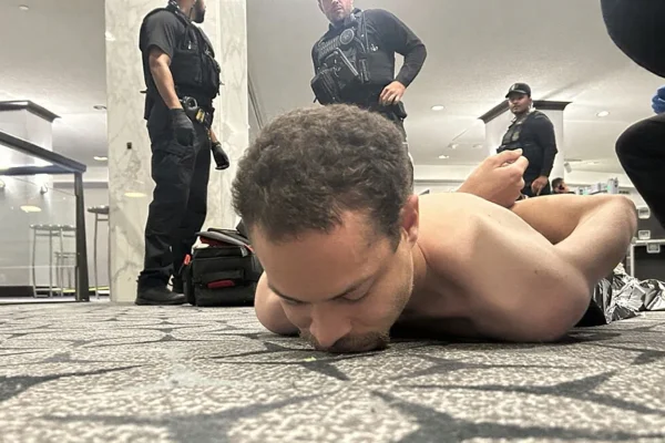 A través de su red social, Donald Trump confirmó la captura de 'Cole Allen' como el presunto tirador de anoche en la cena de corresponsales en Washington. FOTO: vía Truth Social @realDonaldTrump.