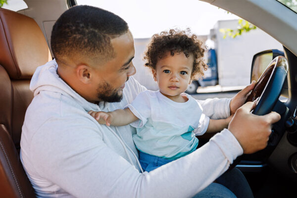 Llevar personas, mascotas u objetos en brazos al conducir en Puebla puede costarte multa de hasta 15 UMA. FOTO: ¡Stock.