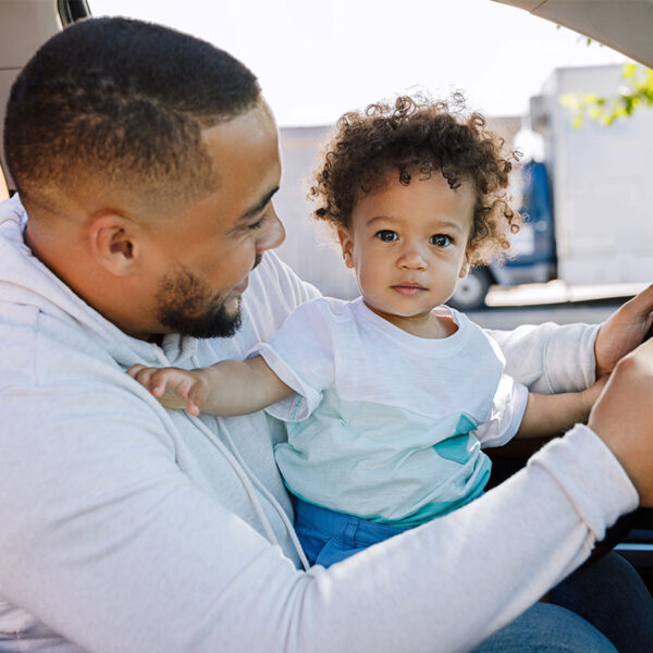 Llevar personas, mascotas u objetos en brazos al conducir en Puebla puede costarte multa de hasta 15 UMA. FOTO: ¡Stock.