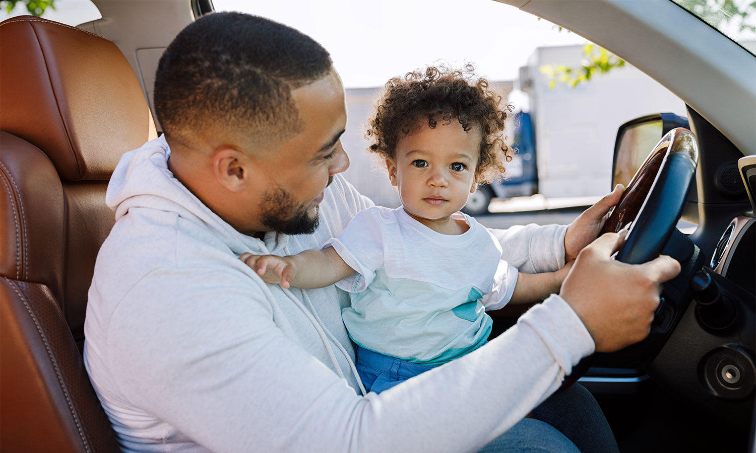 Llevar personas, mascotas u objetos en brazos al conducir en Puebla puede costarte multa de hasta 15 UMA. FOTO: ¡Stock.