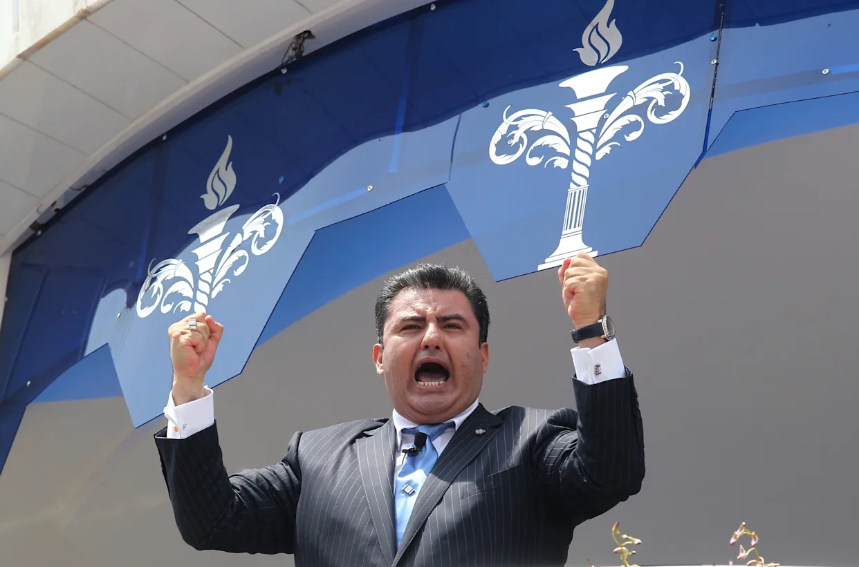 Un juez federal ordenó reabrir la investigación contra Naasón Joaquín, líder de La Luz del Mundo, por presunto abuso sexual y tráfico de menores. FOTO: vía Yahoo Noticias.