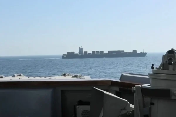 Estados Unidos interceptó un buque iraní en el mar Arábigo y elevó la tensión con Irán, que promete represalias. IMAGEN: CENTCOM.