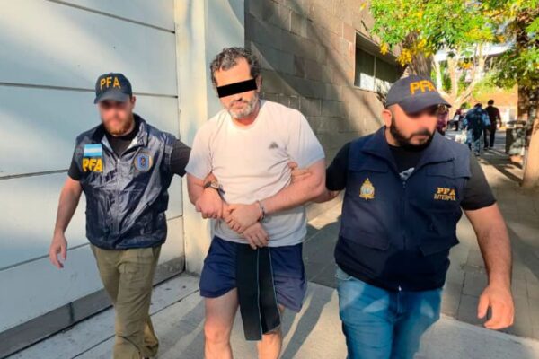 Detienen en Argentina a Fernando N, señalado como líder de red de huachicol fiscal. FOTO: Semar México.