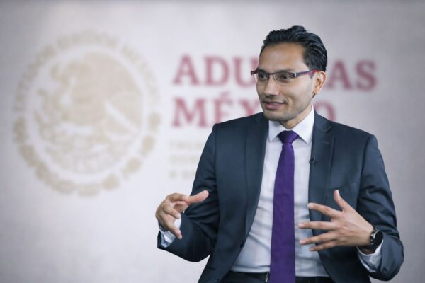 Cambio en la Agencia Nacional de Aduanas: sale Rafael Marín y entra Héctor Alonso Romero. IMAGEN: La Crónica de Hoy.