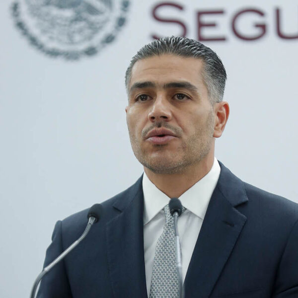 Omar Harfuch informó que la detención de “El Jardinero”se logró con apoyo de inteligencia bilateral con Estados Unidos. FOTO: EFE.