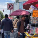 Las inmediaciones del renovado Hospital Carmen Serdán se ven saturadas por vendedores ambulantes. taxis y familias de internos. FOTO: El Sol de Puebla.