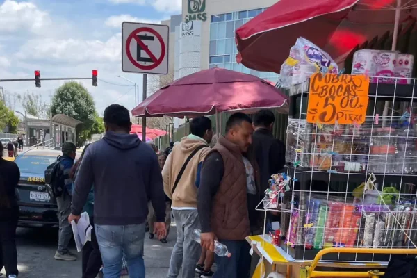 Las inmediaciones del renovado Hospital Carmen Serdán se ven saturadas por vendedores ambulantes. taxis y familias de internos. FOTO: El Sol de Puebla.