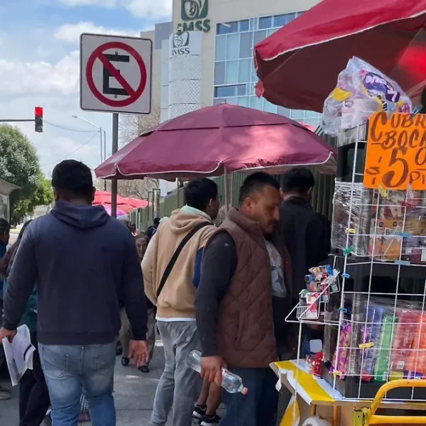 Las inmediaciones del renovado Hospital Carmen Serdán se ven saturadas por vendedores ambulantes. taxis y familias de internos. FOTO: El Sol de Puebla.