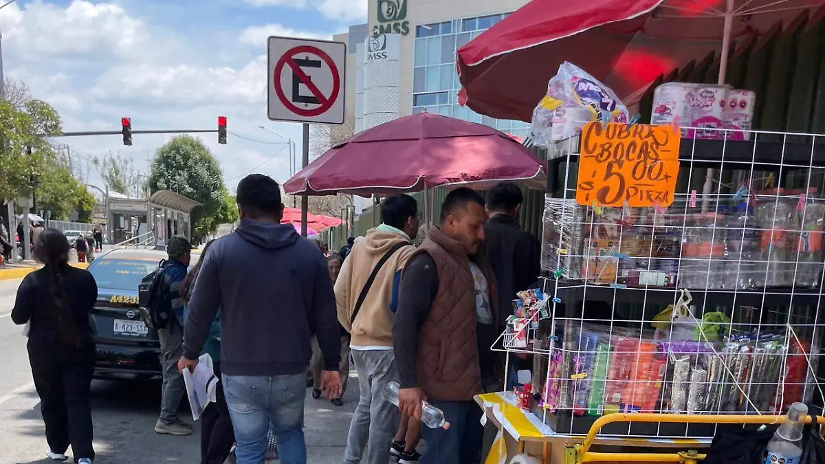 Las inmediaciones del renovado Hospital Carmen Serdán se ven saturadas por vendedores ambulantes. taxis y familias de internos. FOTO: El Sol de Puebla.