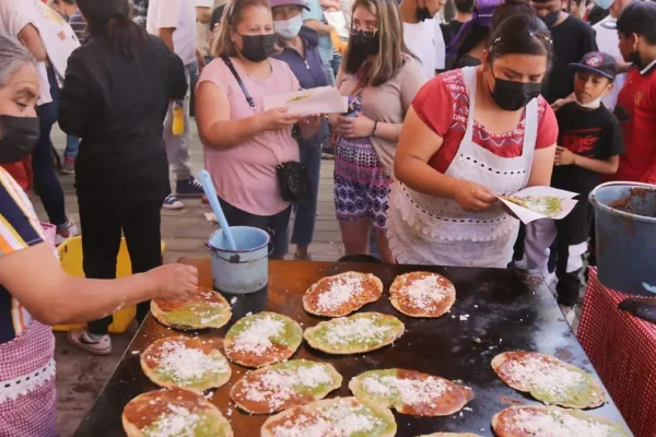 Las cocineras de La Resurrección celebraron su 16ª Feria de la Gordita, junto a autoridades locales como Pepe Chedraui. FOTO: El Sol de Puebla.