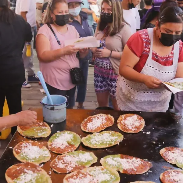 Las cocineras de La Resurrección celebraron su 16ª Feria de la Gordita, junto a autoridades locales como Pepe Chedraui. FOTO: El Sol de Puebla.